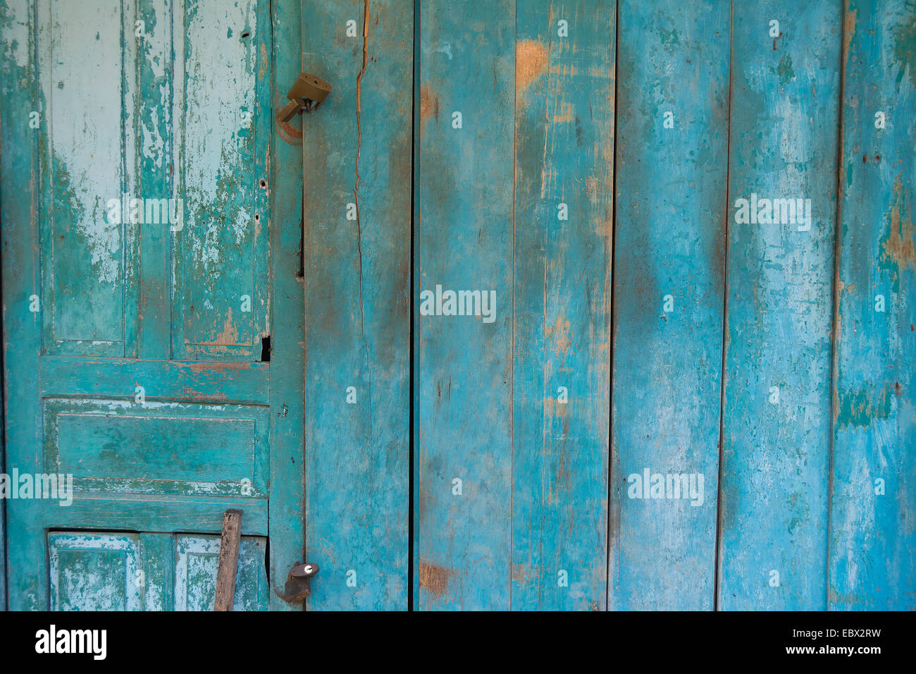 Blaue verwitterten Holztüre mit rostigen Schloss Stockfoto