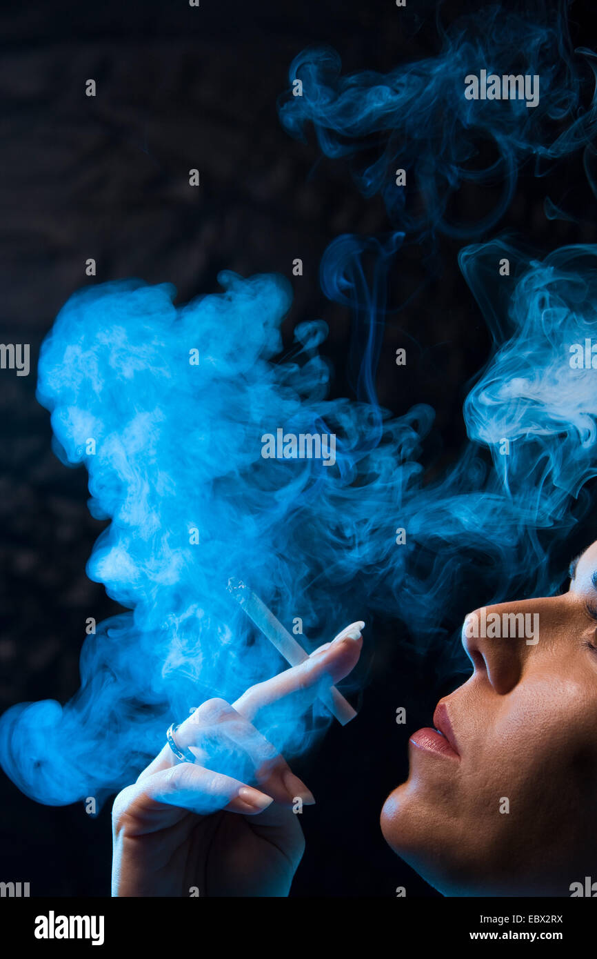 Frau raucht eine Zigarette Stockfoto