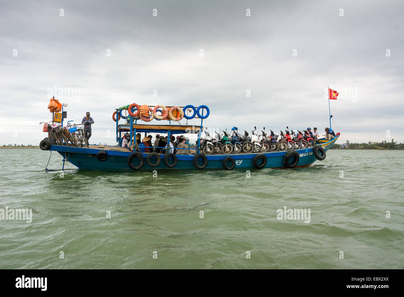 Vietnamesische Arbeiter nach Hause auf dem Mekong Stockfoto