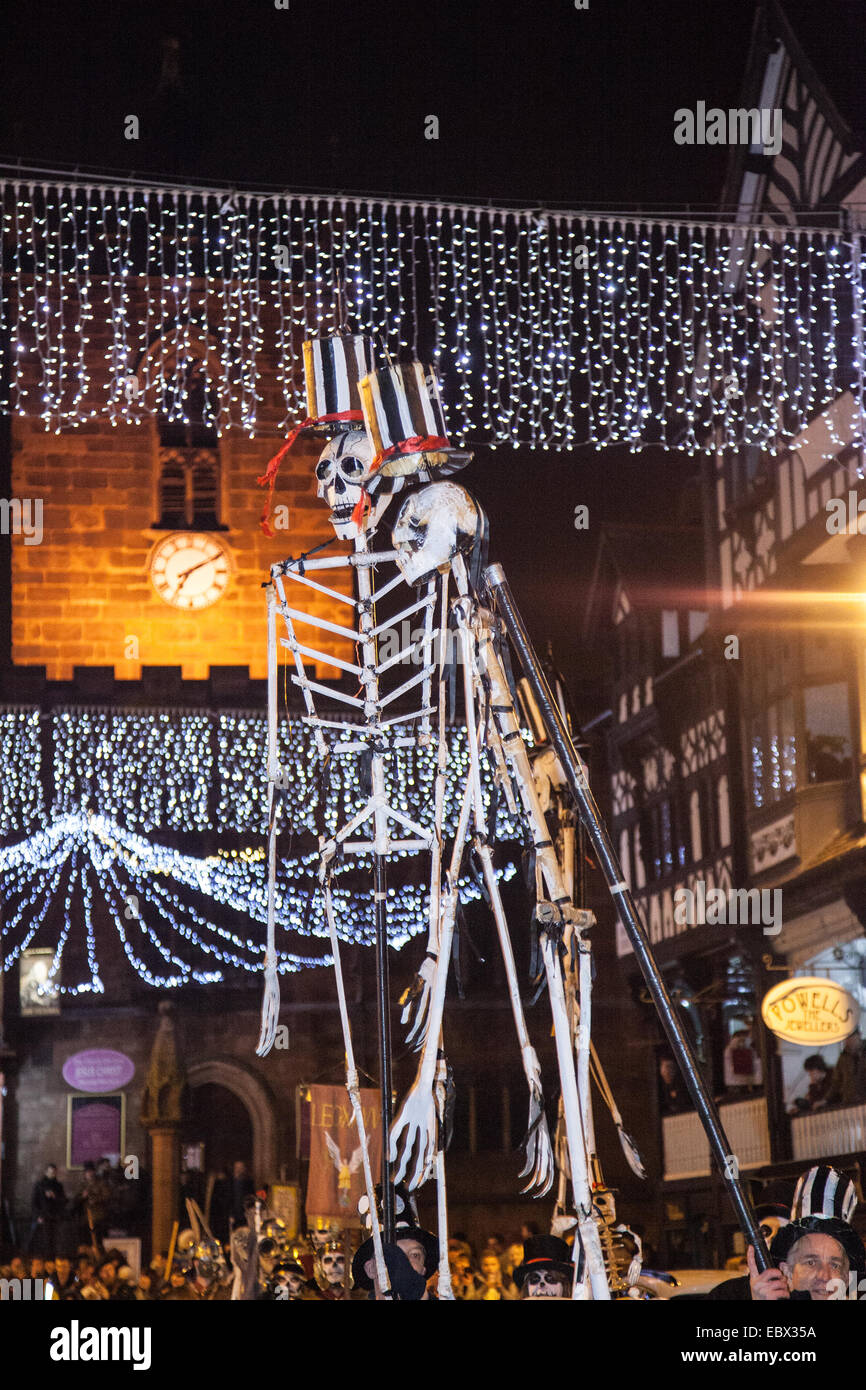 Chester, Großbritannien, 4. Dezember 2014. Mid-Winter Watch Parade von der Town Hall Square, St. Werburgh Street, Eastgate Street, Bridge Street, Kreuz und Northgate Street. Karamba Samba ein 'Ghost Band' führte eine Spaß-Parade von Skeletten, Feuer atmend, Skelett Weihnachten Köche, Engel und Teufel, wie sie die Wintersonnenwende gefeiert. Ein Ereignis, das stammt aus dem Jahr 1400, wo lokale Künstler und Gruppen zusammenarbeiten, die Zeit, in der die Stadt Führer würde über die Schlüssel zur Stadt in die Hand zu feiern. Stockfoto