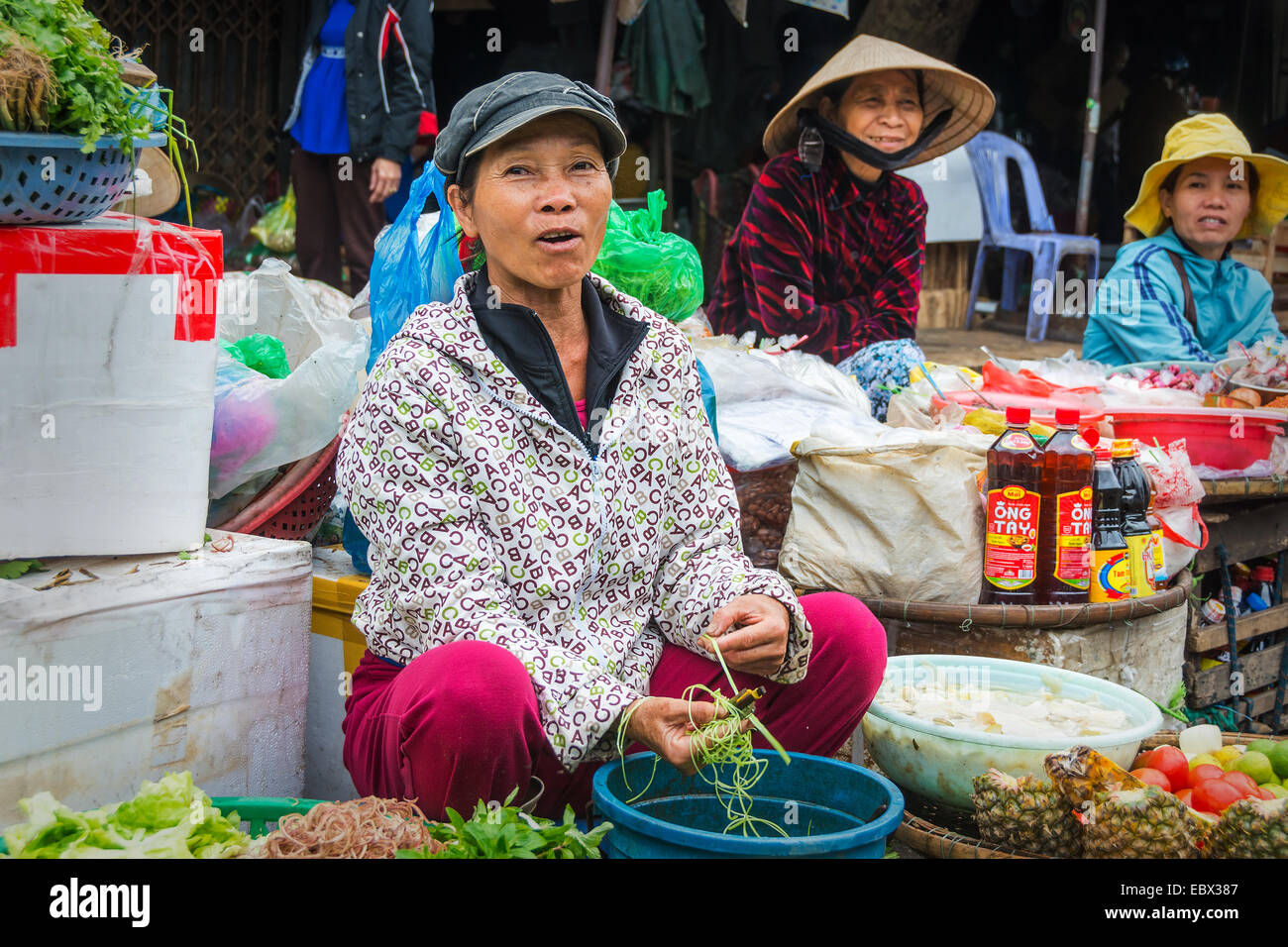 South East Asian Frau Markt Händler lachend in die Kamera. Markt in Danang, Vietnam Stockfoto