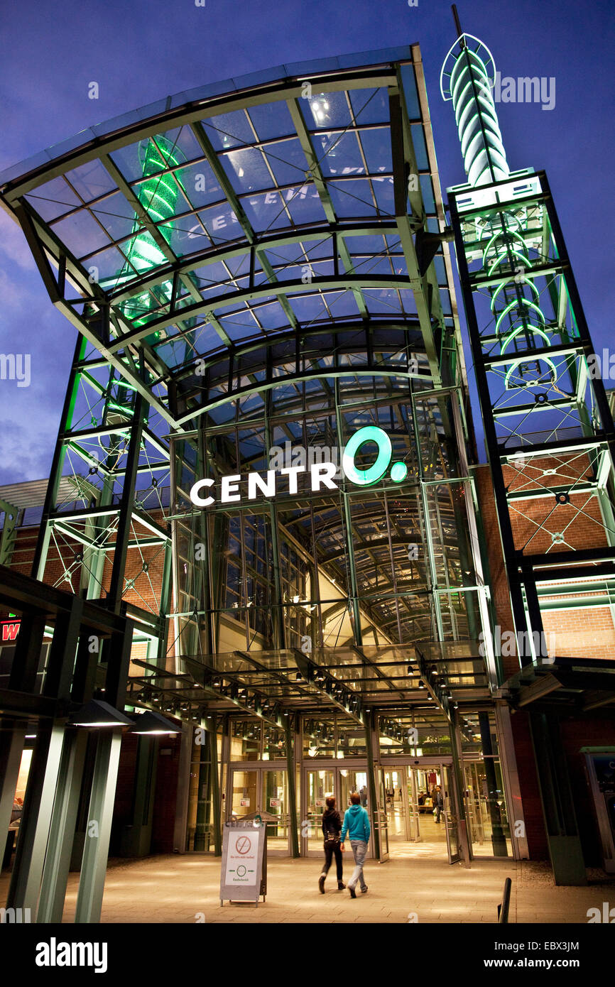 Einkaufszentrum CentrO in Oberhausen in der Dämmerung, Oberhausen, Ruhrgebiet, Nordrhein-Westfalen, Deutschland Stockfoto