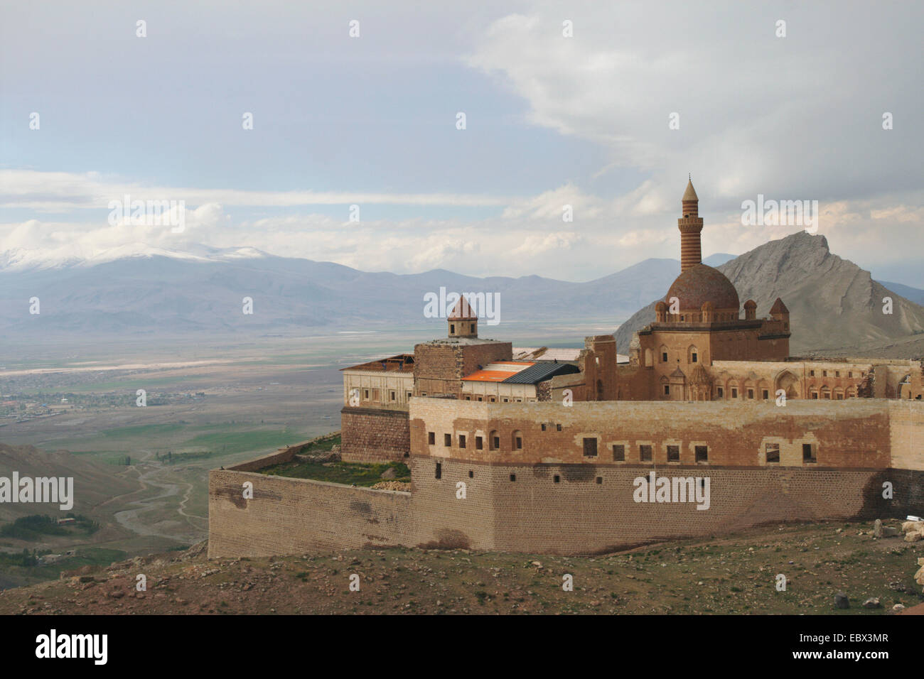 Panoramablick über den Ishak Pascha Palast eines der umliegenden Hügel Landschaft, Türkei, Ost-Anatolien, Bei Dogubayazid Stockfoto