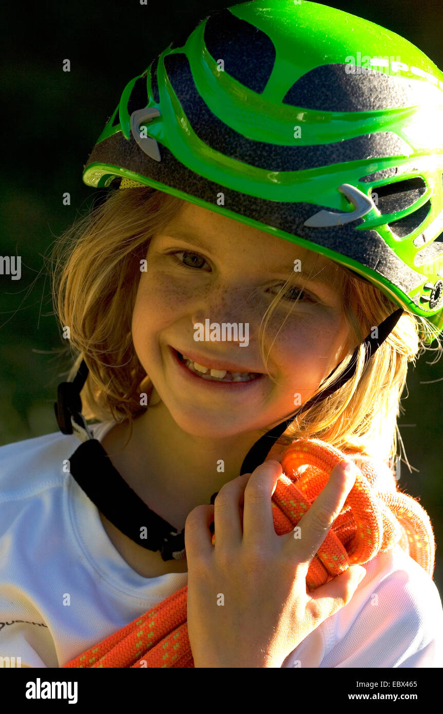 8 Jahre altes Mädchen mit Helm Stockfoto