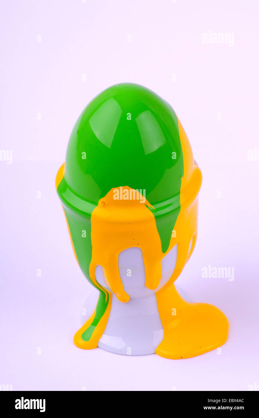 Ei mit grünen und gelben Farbe dosiert Stockfoto