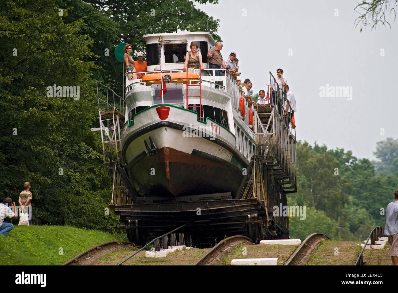 touristischen Schiff am Elbing Kanal transportiert über die schiefe Ebene auf eine Schiene Schlitten laufen nur mit Wasserkraft, Polen, Ermland-Masuren Stockfoto