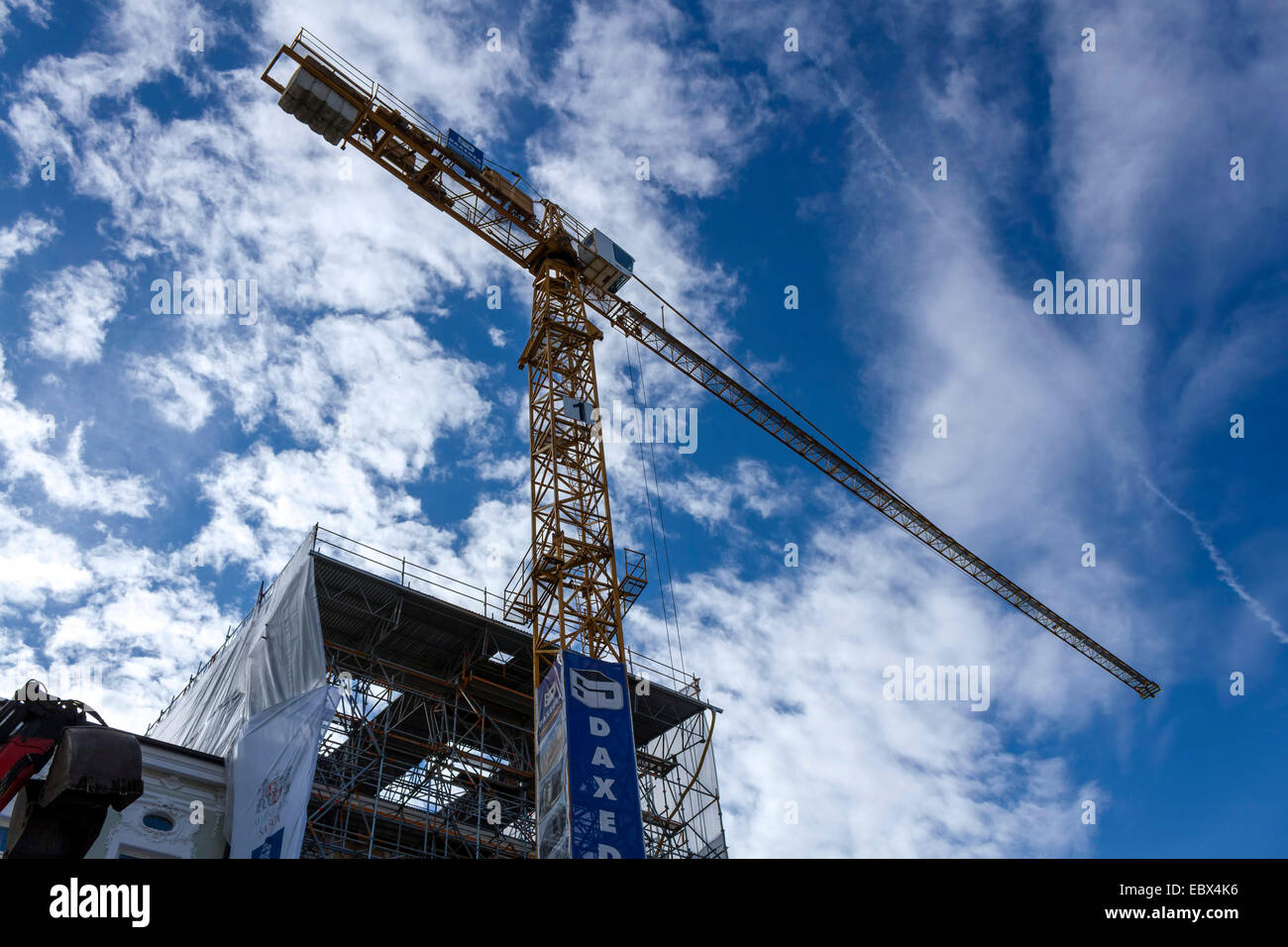 Industriekran gegen blauen Wolkenhimmel Stockfoto