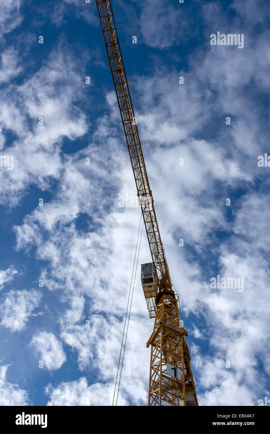 Industriekran gegen blauen Wolkenhimmel Stockfoto