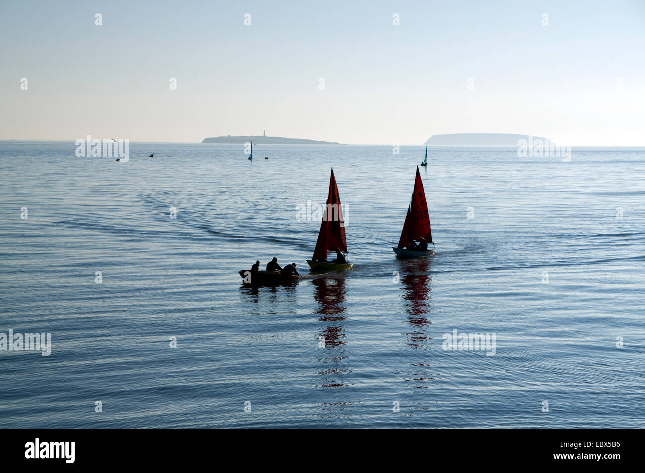 Schlauchboote von Penarth Yachtclub Segeln off Penarth, Vale of Glamorgan, South Wales, UK. Stockfoto