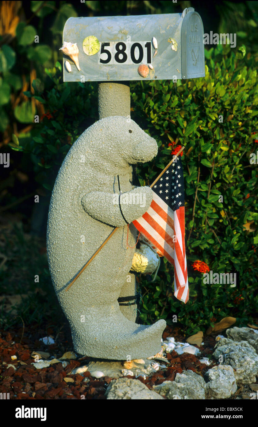 Steinskulptur zeigt eine Dichtung mit der amerikanischen Flagge schmücken ist einen Briefkasten, USA, Florida Stockfoto