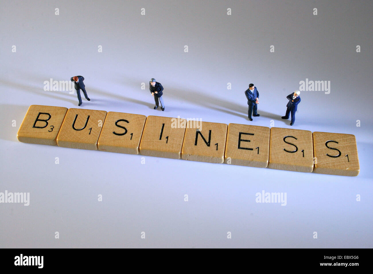 Scrabble und Figuren von Geschäftsleuten Stockfoto