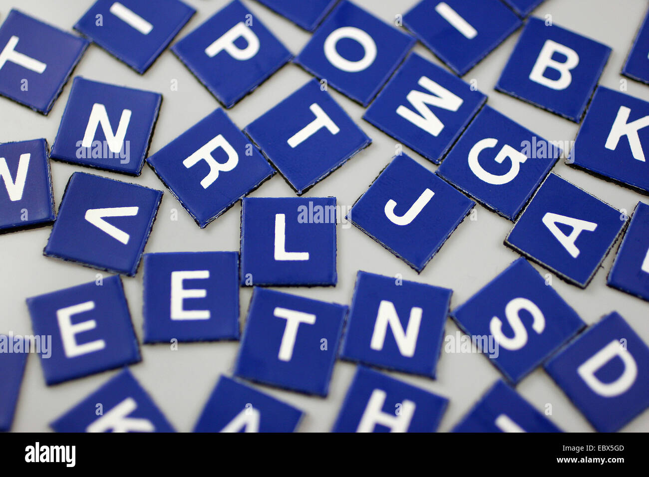 blaue Scrabble-Token Stockfoto