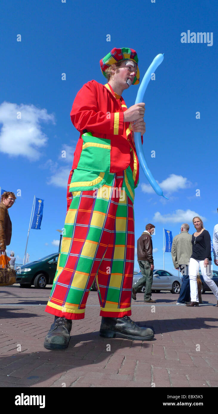 bunt gekleidet Strret Clown bilden Tiere mit Luftballons, Niederlande, Noordwijk Stockfoto