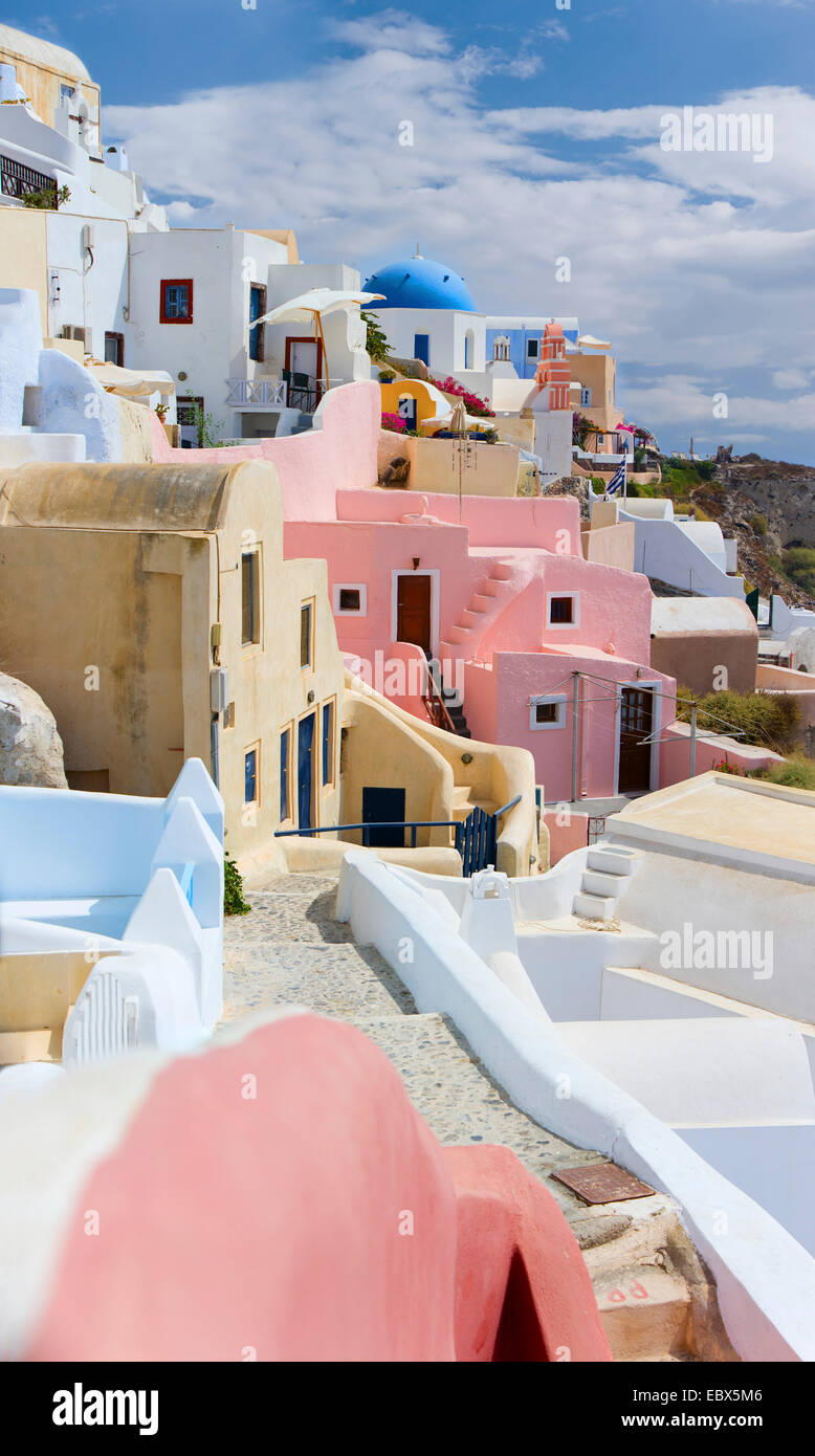 VIW über die bunten Häuser des Dorfes an der steilen Küste der Insel, Oia, Santorini, Cyclades, Griechenland Stockfoto