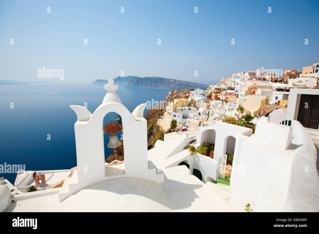 Blick von der Kirche über das Dorf auf der Klippe am Meer, Oia, Santorin, Griechenland, Cyclades Stockfoto