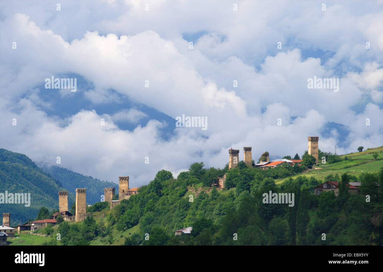 mittelalterliche Dorf Mestia mit typischen swanischen schützenden Türmen, Georgia, Caucasus Stockfoto