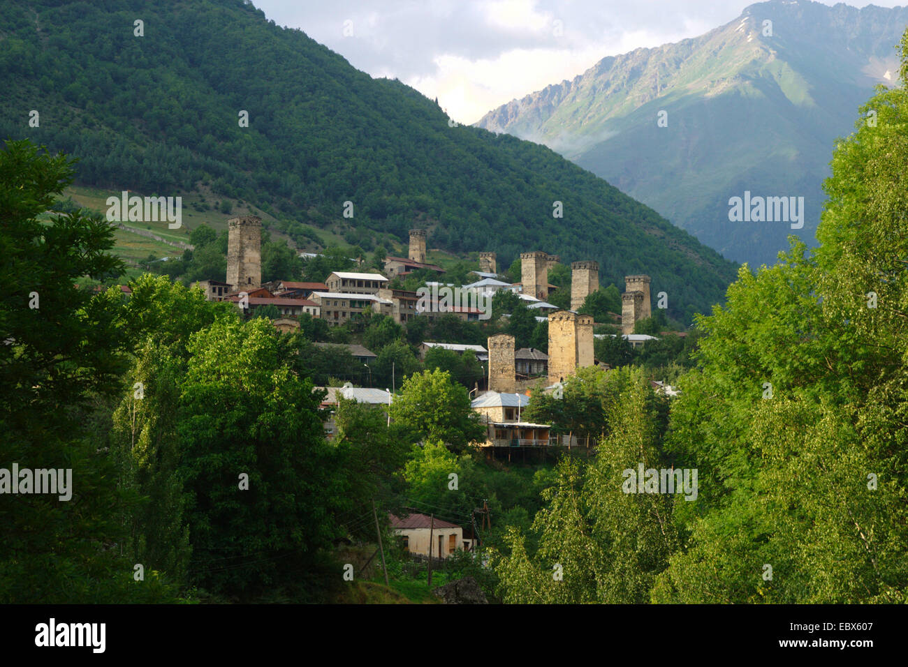 mittelalterliche Dorf Mestia mit typischen swanischen schützenden Türmen, Georgia, Caucasus Stockfoto
