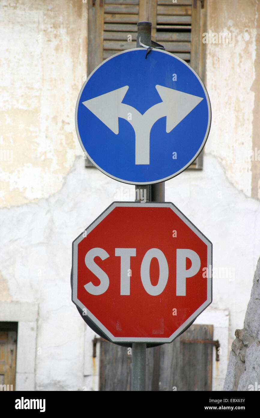 Stop-Schild und Richtungspfeile Stockfoto