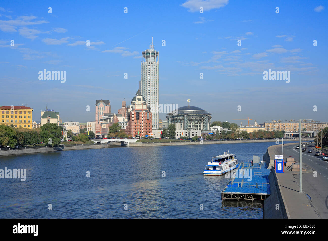 Moderne Hochhaus mit Hausmusik, Moskwa mit Ausflugsschiff, Russland, Moskau Stockfoto