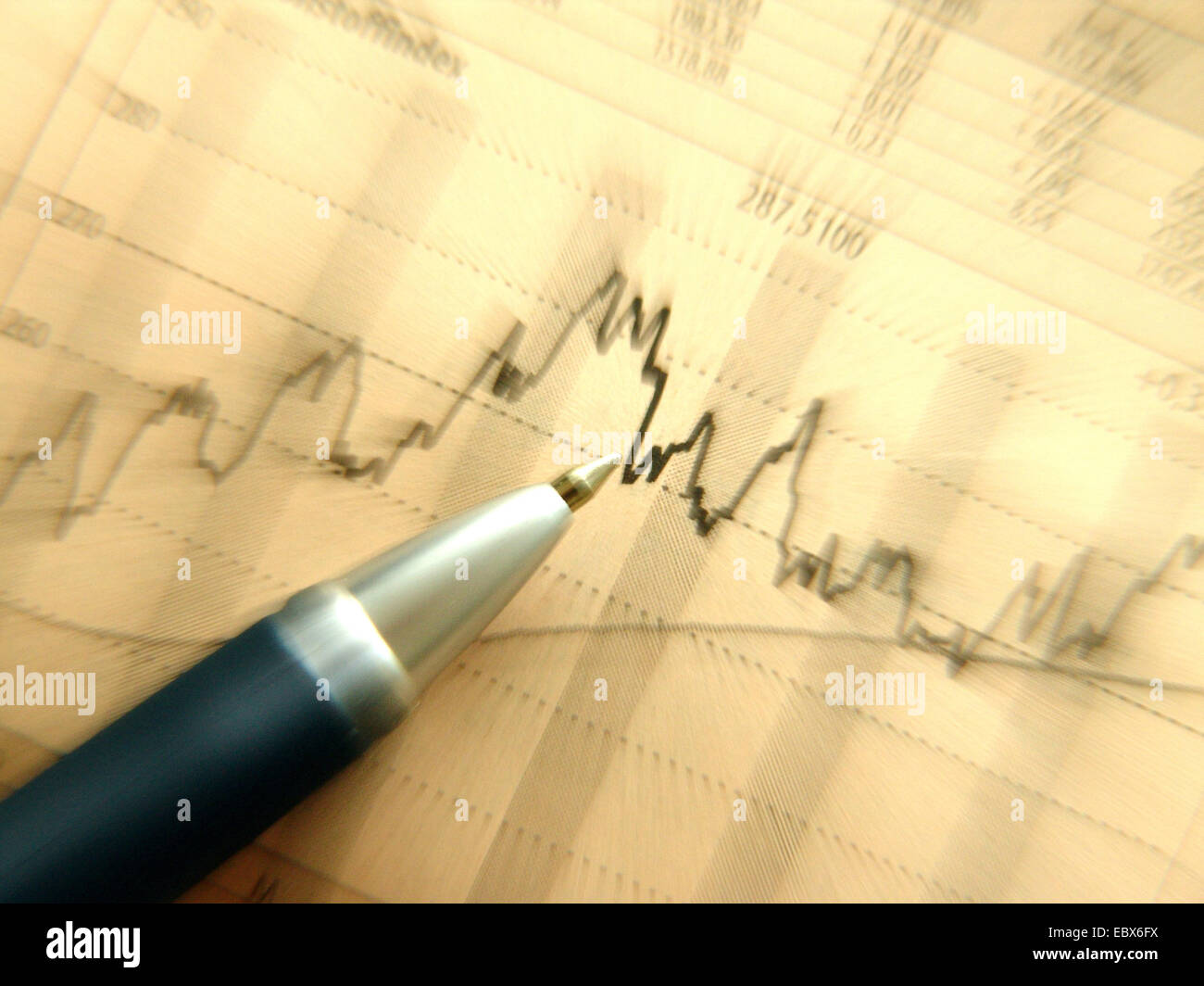 Wirtschafts-Charts mit Kugelschreiber Stockfoto