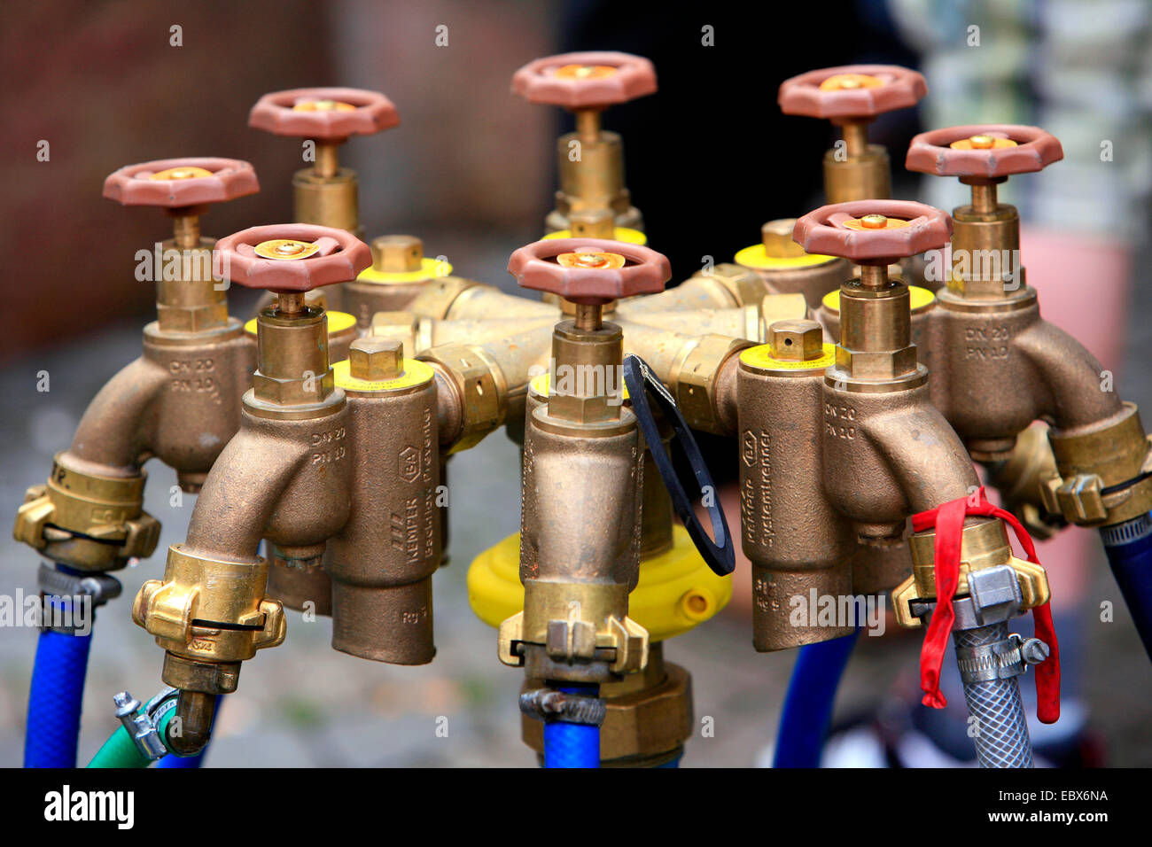 Wasseranschluss mit 8 Wasserschlauch Armaturen Stockfoto