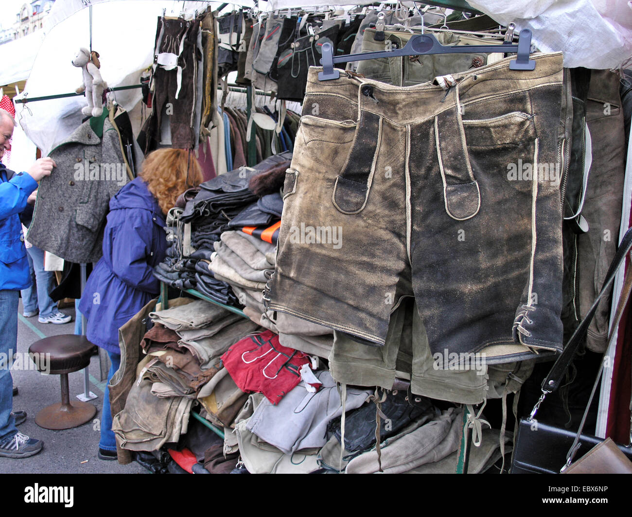 Second-Hand-Markt Leder Trowers auf einem Flohmarkt, Österreich, Naschmarkt, Vienna Stockfoto