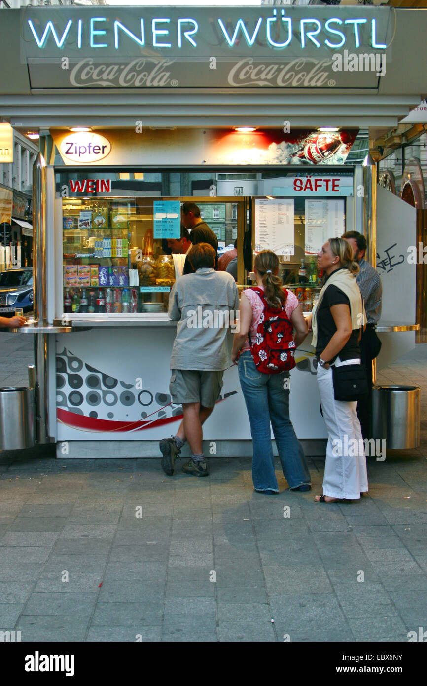 Kunden stehen an einer Wurst Imbiss, Österreich, Wien Stockfoto