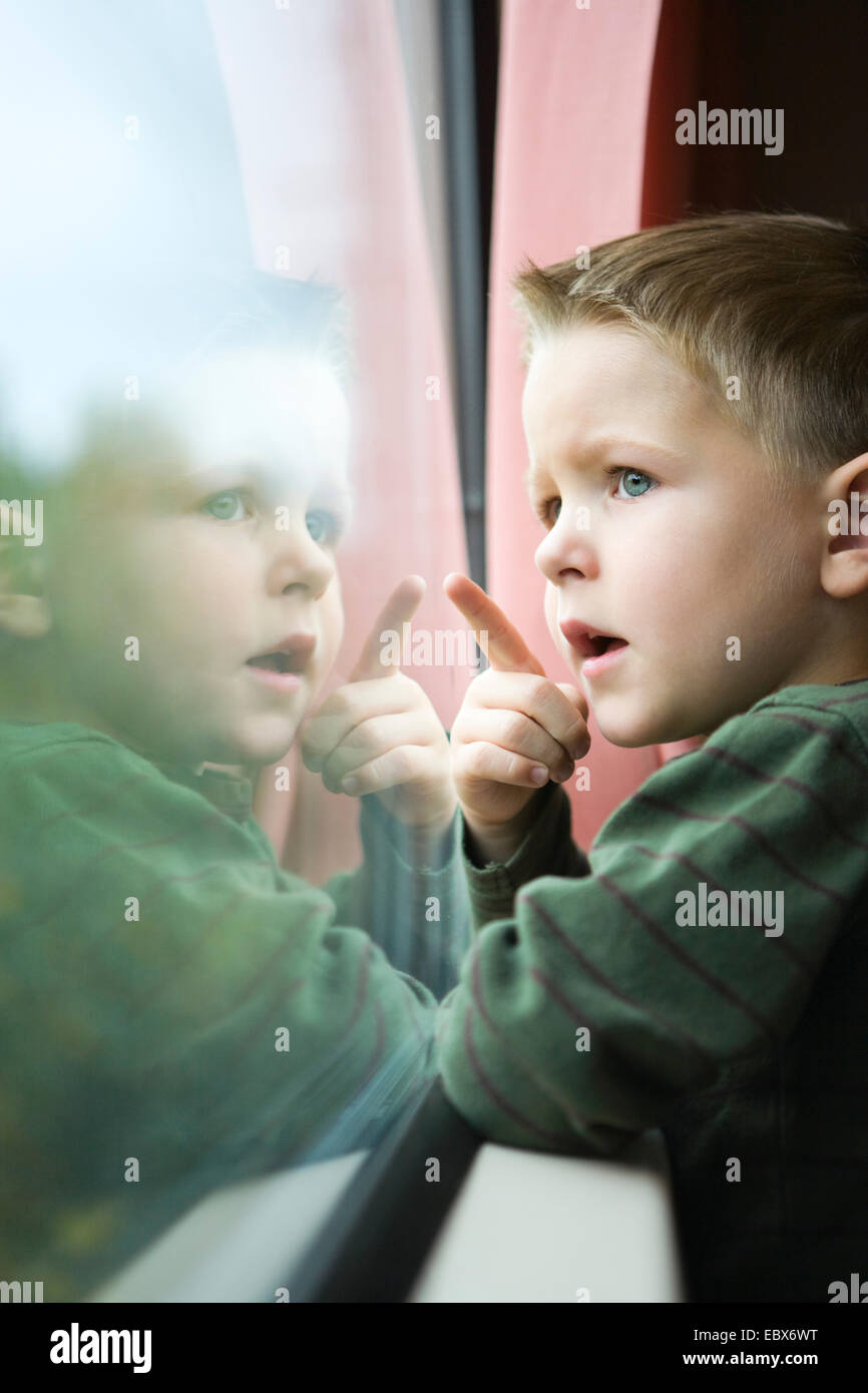 Nette 4-Jahre alten Jungen Reisen mit dem Zug Stockfoto