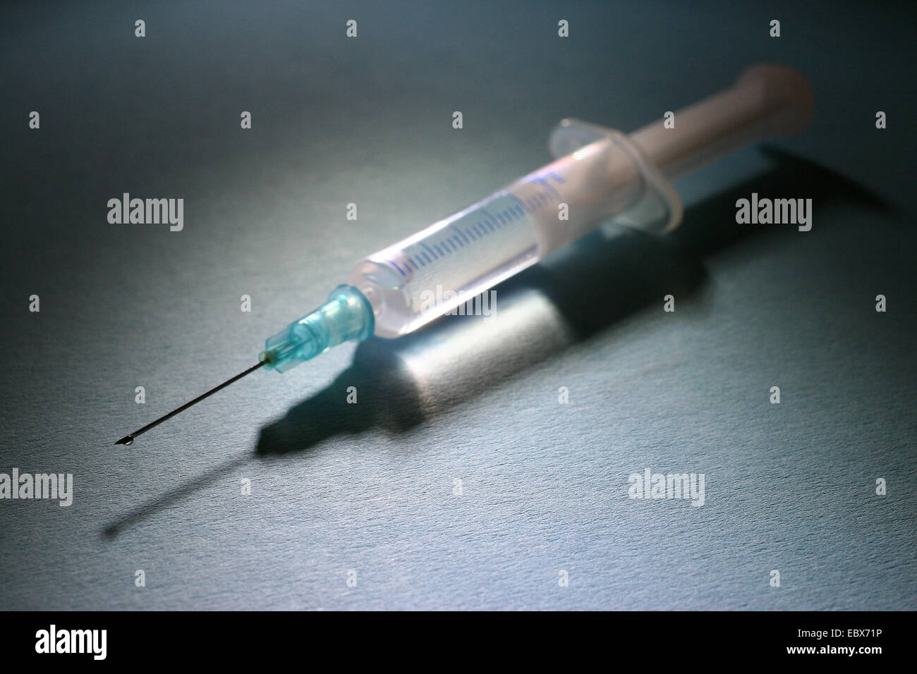 Injektion in dunkles Licht Stockfoto
