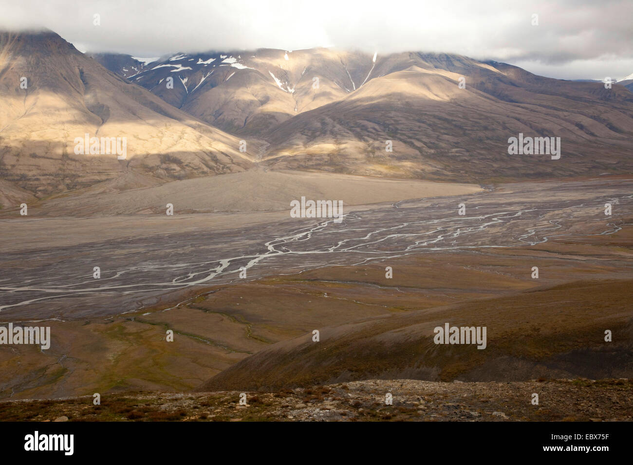 Blick über ein weites Tal mit einem Flussdelta, Longyaerbyen, Adventdalen, Svalbard, Norwegen Stockfoto