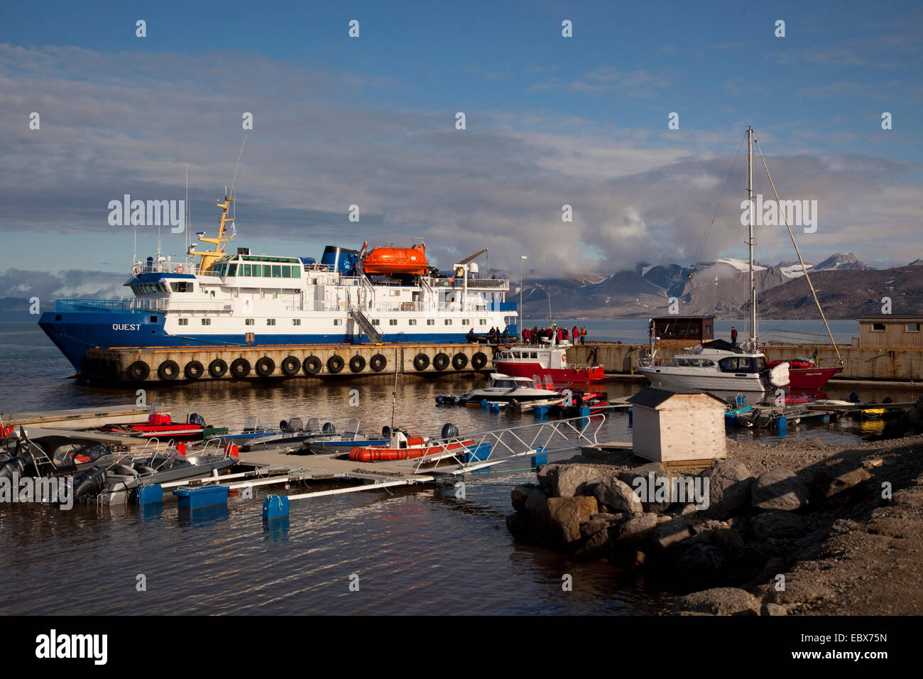 Arktis Kreuzfahrtschiff im Hafen von Ny Alesund, Norwegen, Spitzbergen, Ny-Alesund Stockfoto