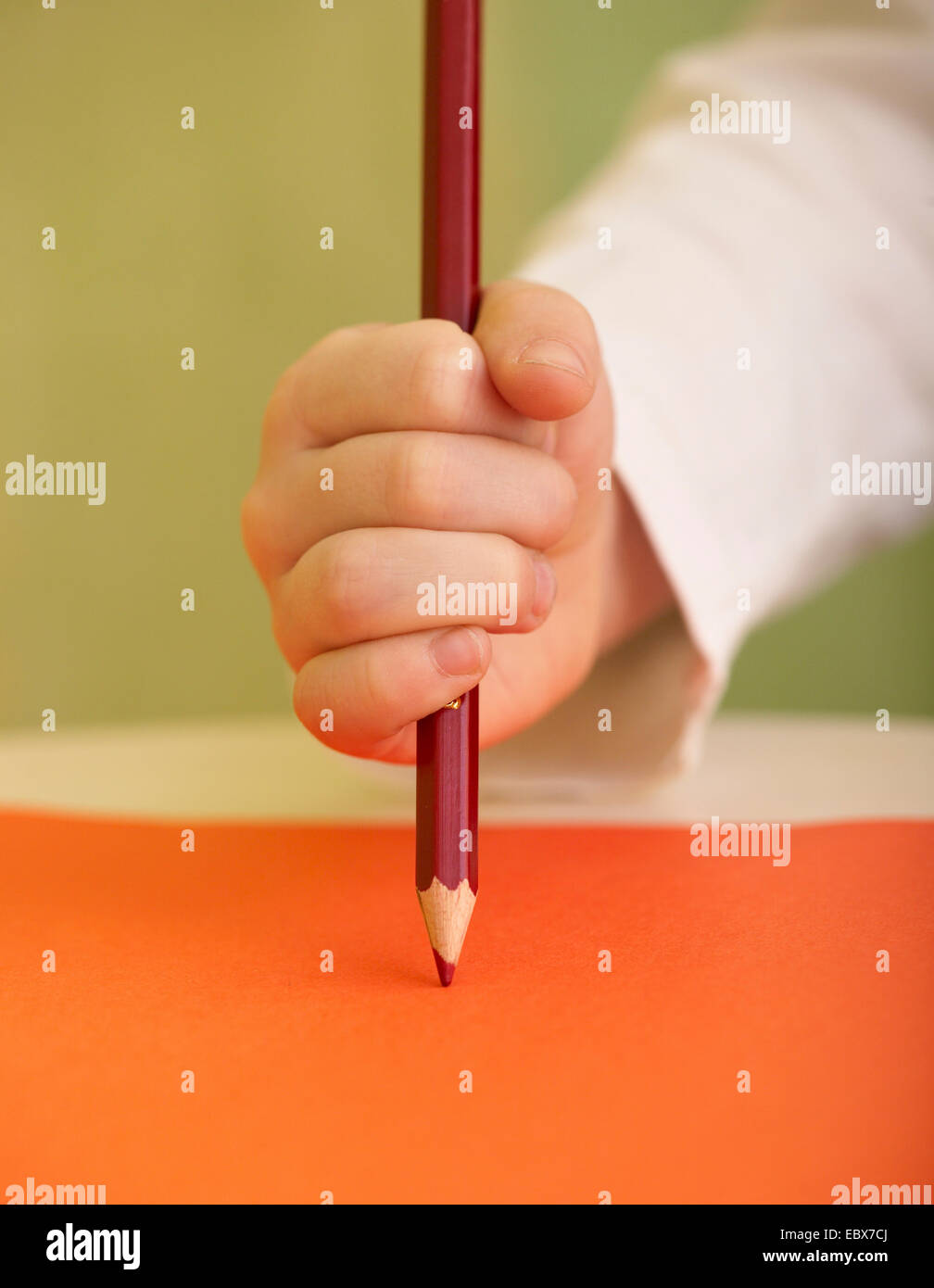 Makroaufnahme der Kinder-Hand mit rotem Stift Stockfoto