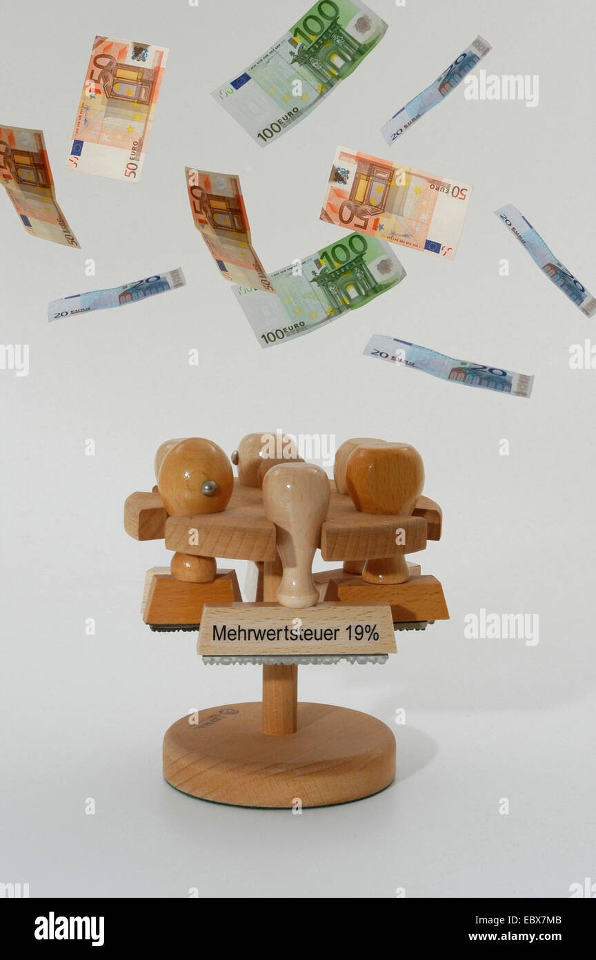 Stempel mit Titel Artikelpreise, Umsatzsteuer und fallende Banknoten, Deutschland Stockfoto