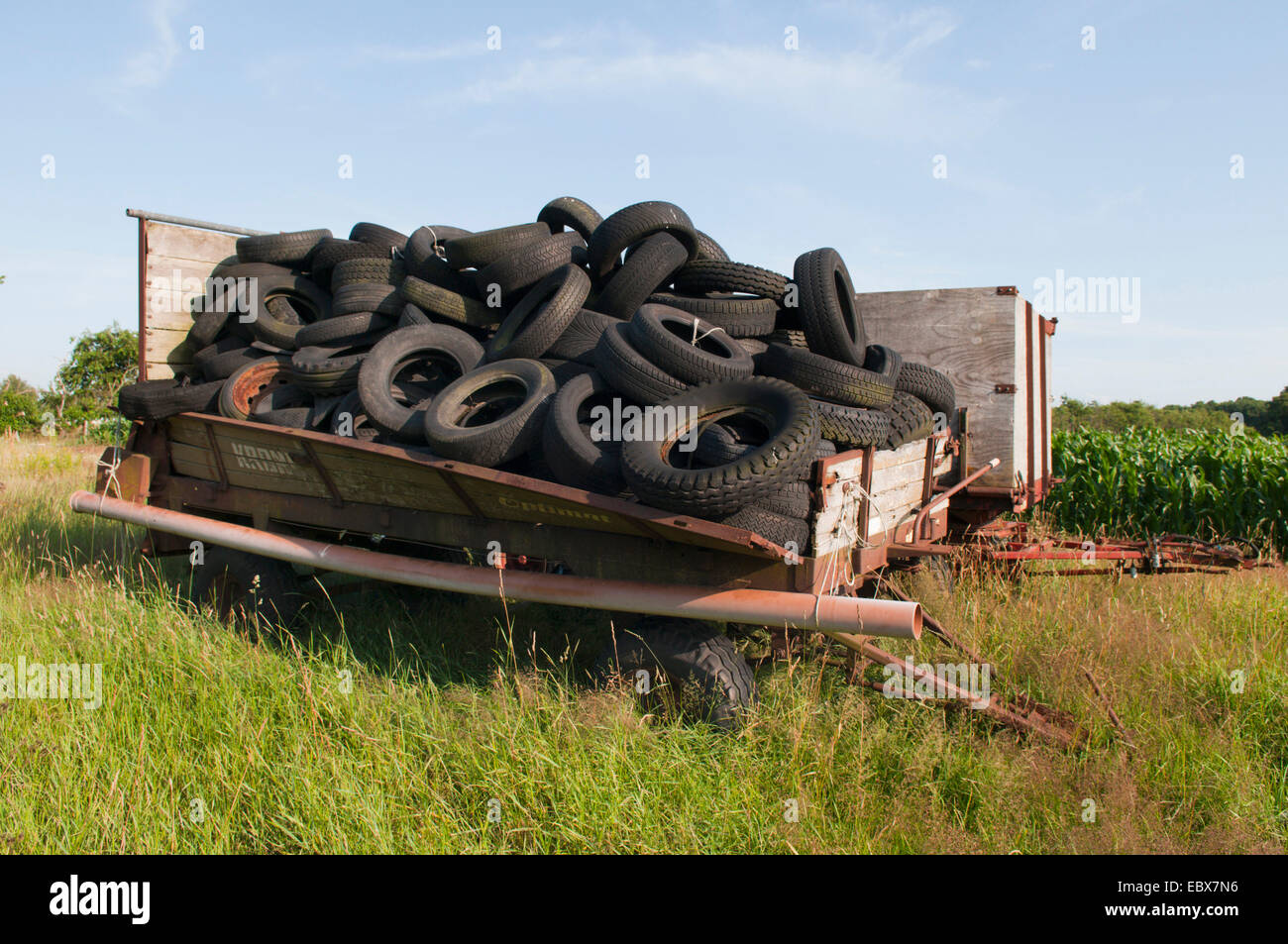 Alte Reifen am Anhänger Stockfotografie - Alamy