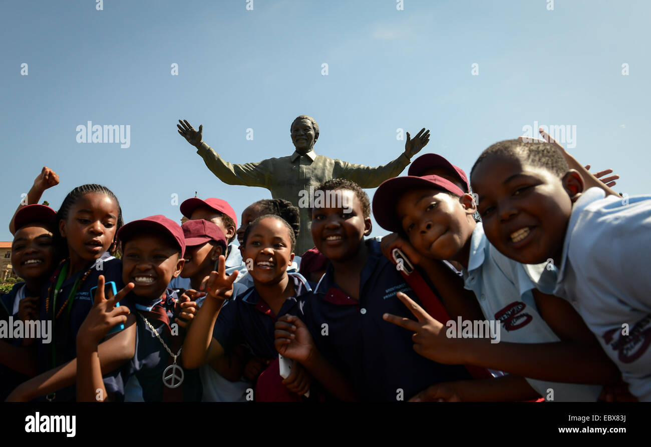 Pretoria. 5. Dezember 2014. Kinder posieren für Fotos vor der Mandela-Statue in den Union Buildings, Pretoria, Südafrika, am Dec.5, 2014. Eine Kranzniederlegung Zeremonie fand hier Freitag zum 1. Jahrestag des späten Südafrikas Präsident Nelson Mandela vorbei. Südafrikas Veteranen des Kampfes für Freiheit und diejenigen, die mit Nelson Mandela gegen die Apartheid gekämpft wurden eingeladen, um die Kranzlegung zu führen. Bildnachweis: Zhai Jianlan/Xinhua/Alamy Live-Nachrichten Stockfoto