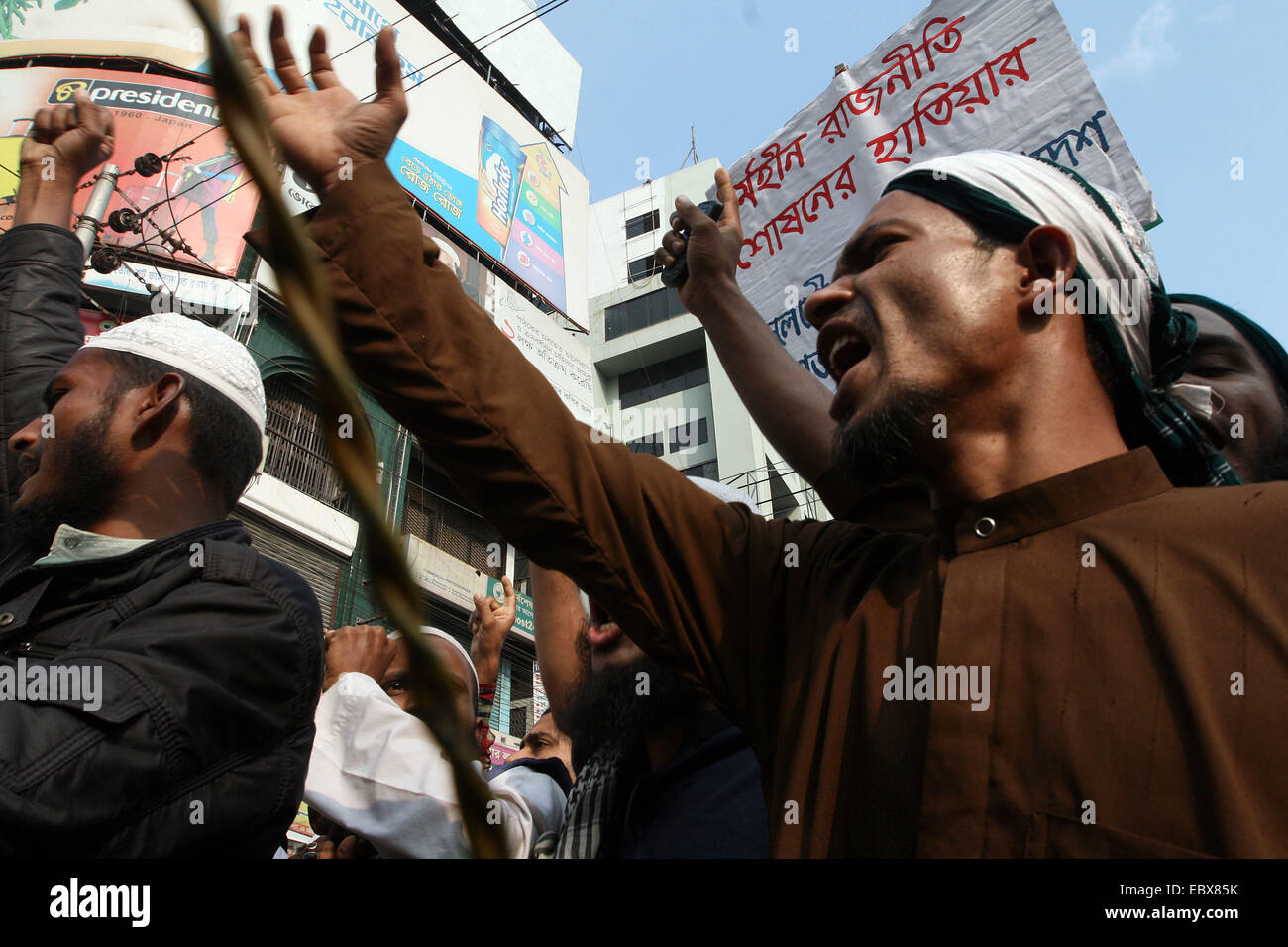 Dhaka, Bangladesch. Vom 5. Dezember 2014. Islami Islami Andolon (politische Partei) Aktivisten Stufe Demonstration vor der Baitul Mukarram (Nationale Moschee von Bangladesch) an Paltan in Dhaka city Freitag anspruchsvolle Todesstrafe für entlassenen Minister Abdul Latif Siddique über seine Kommentare, die religiöse Gefühle verletzen. Etwa 20.000 Aktivisten nahmen teil an der Kundgebung aus Protest gegen die anti-Hajj Bemerkungen von entlassenen Minister Abdul Latif Siddique. Stockfoto