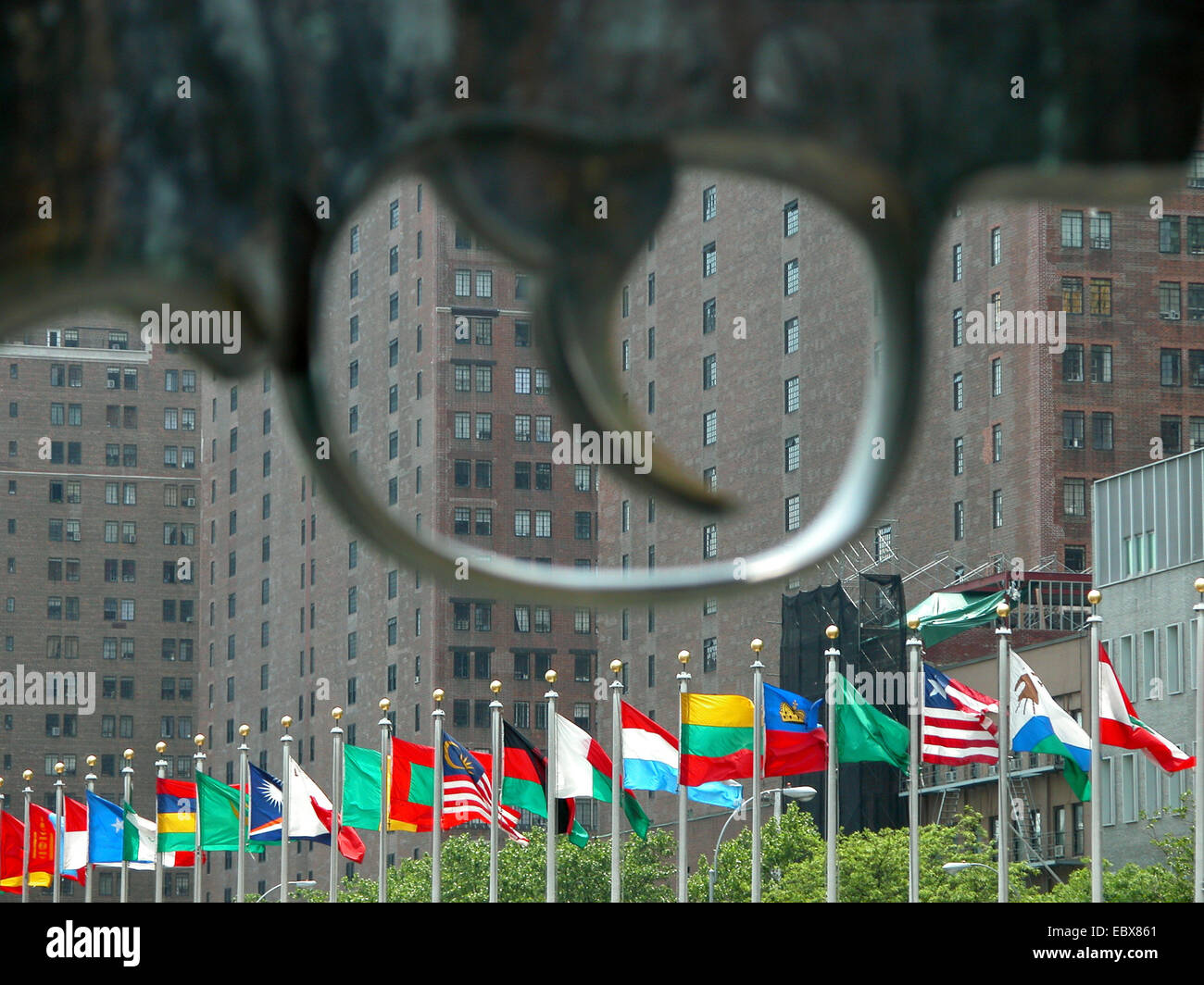 UN-Center, im Vordergrund eine große Revolver als Kunst Arbeit, USA, USA, New York (Bundesstaat) Stockfoto