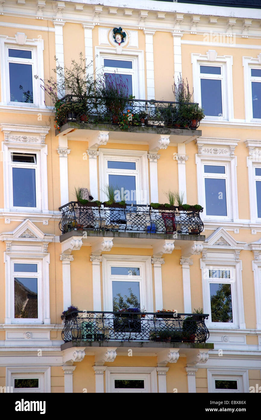 Balkone auf einem wunderschön aufgearbeiteten Haus Stockfoto