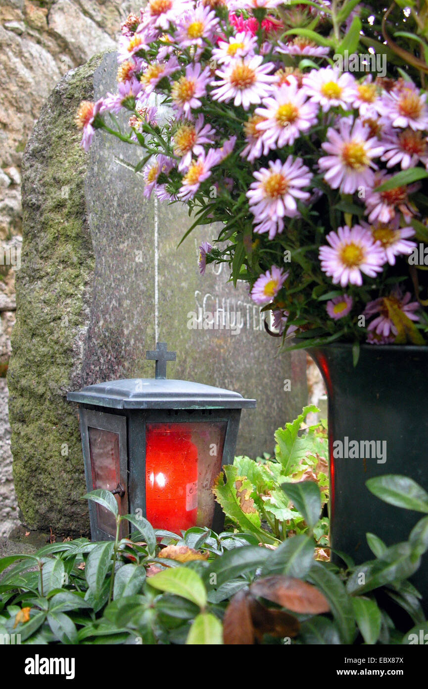 Grab mit Laterne, Grabstein und Strauß auf einem Friedhof Stockfoto