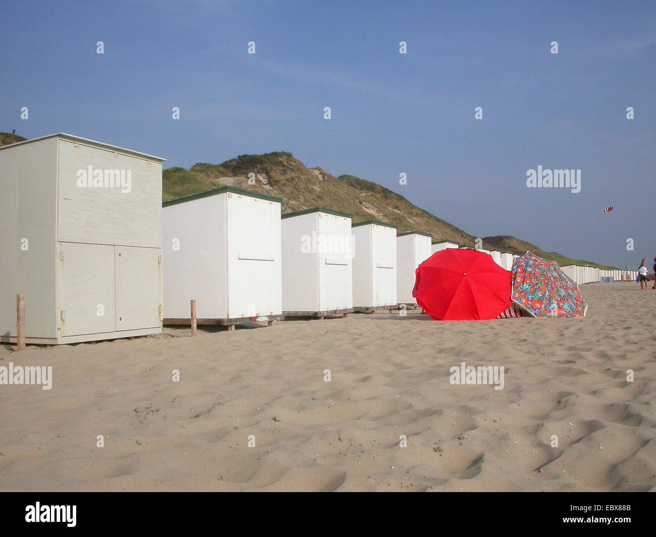 Strandhütten und Sonnenschirme am Strand von sansy Stockfoto