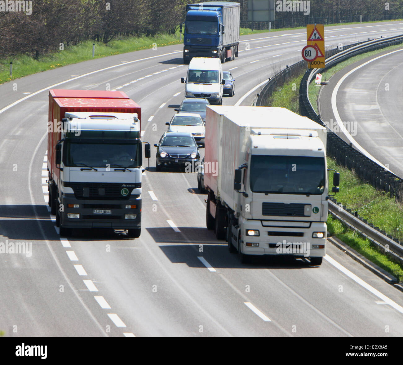 LKW überholt auf der Autobahn Stockfoto