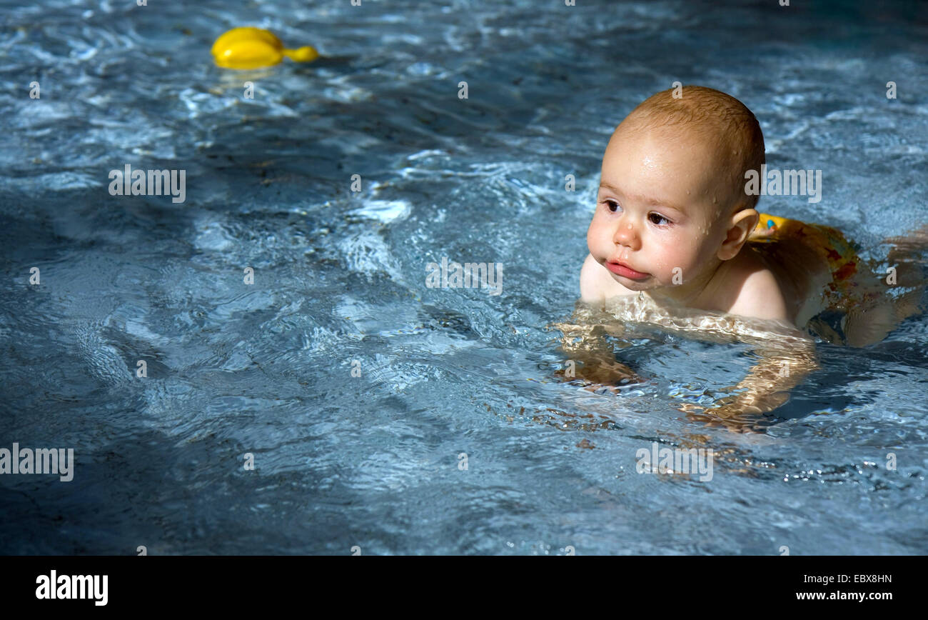 Baby planschen im Pool, Österreich Stockfoto