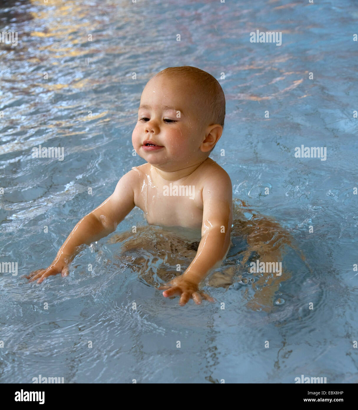 Baby planschen im Pool, Österreich Stockfoto