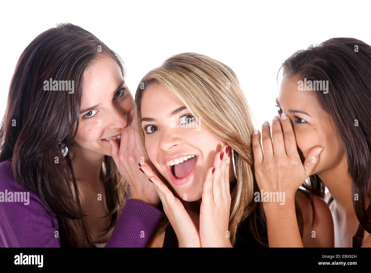 drei junge Frauen tratschen Stockfoto