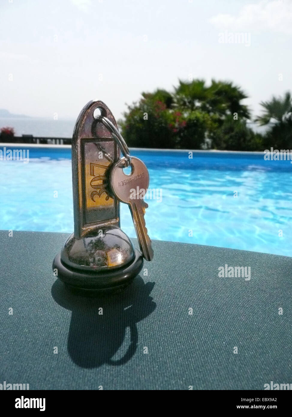 Schlüssel für ein Hotelzimmer in der Nähe der Pools Stockfoto