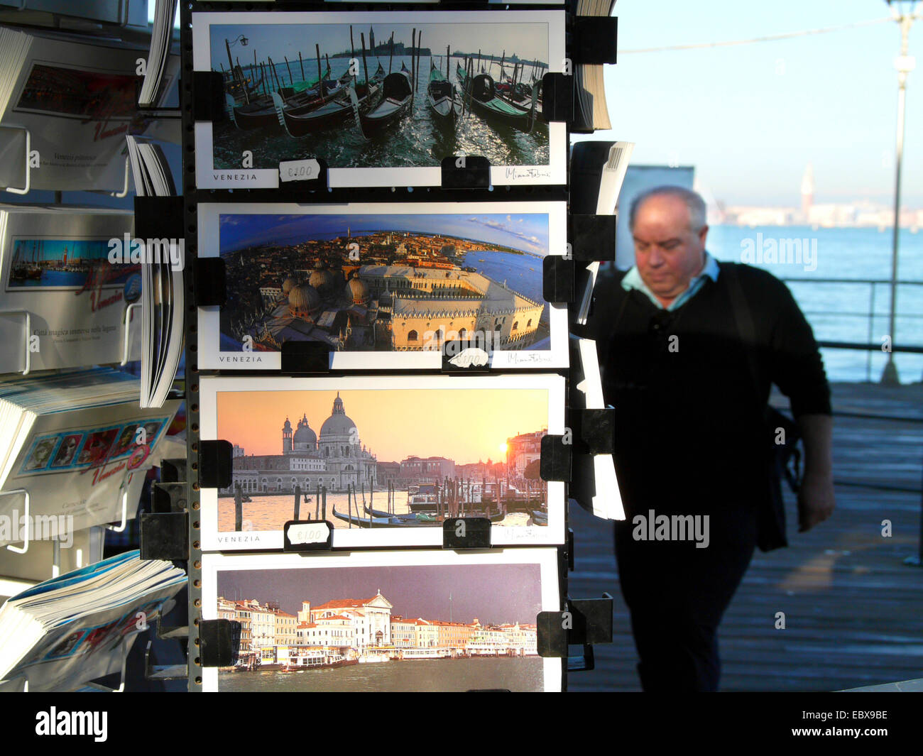 Lido di Venezia, Souvenir-Stand mit Postkarten, Italien, Venedig Stockfoto