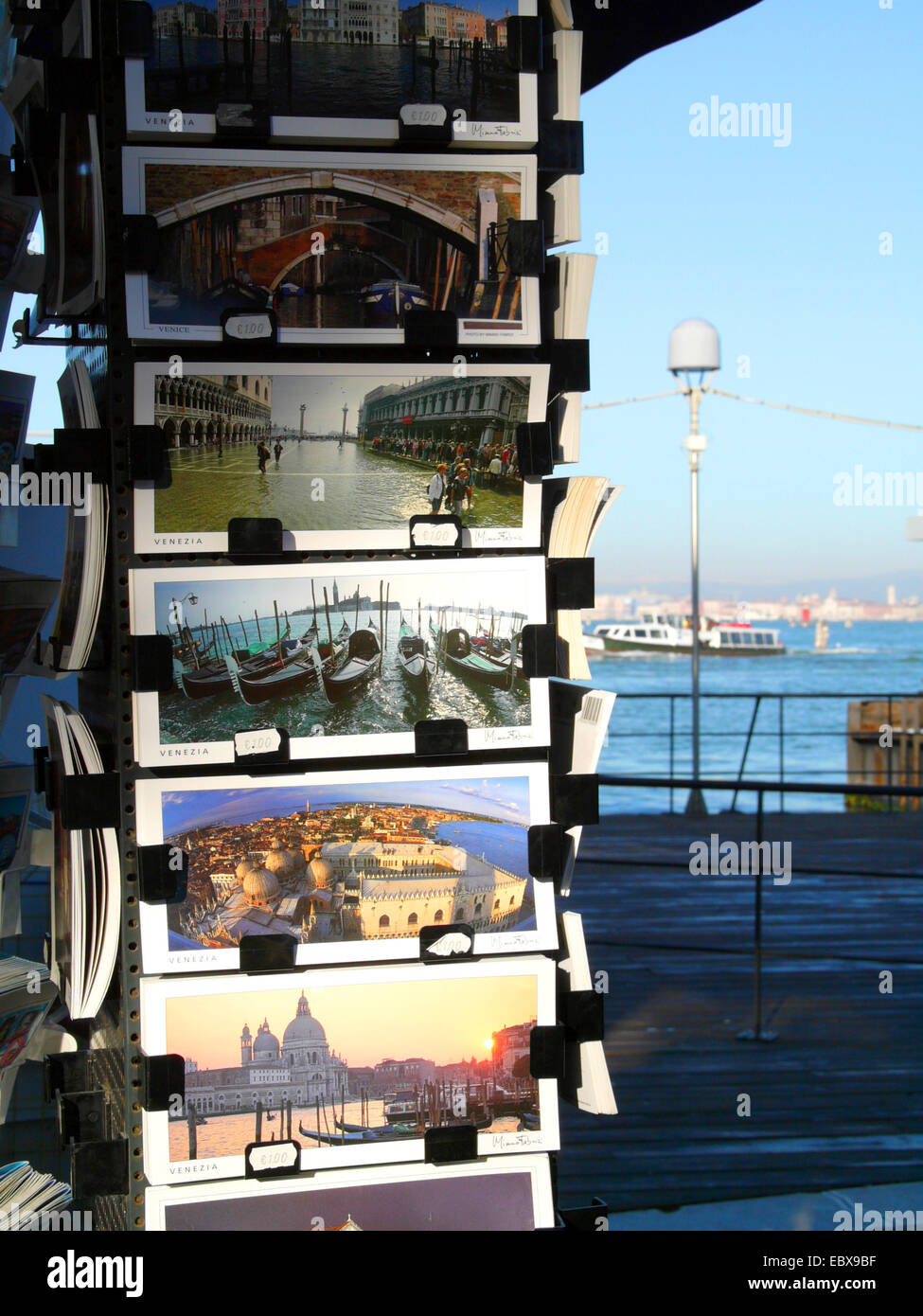 Lido di Venezia, Souvenir-Stand mit Postkarten, Italien, Venedig Stockfoto