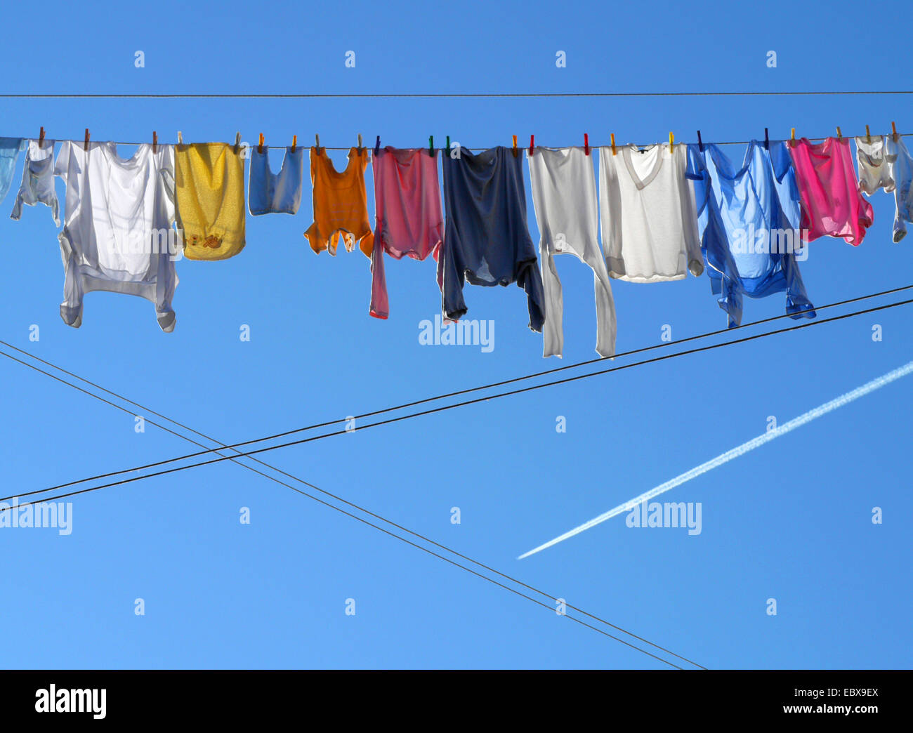 Kleidung zum Trocknen auf einer Wäscheleine aufgehängt Italien, Venedig Stockfoto