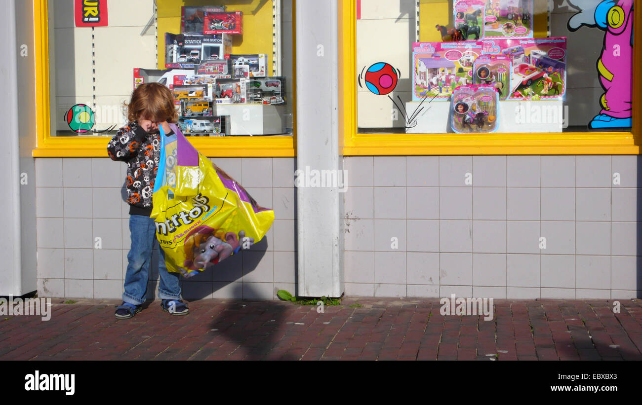 Kleiner Junge geht einkaufen Stockfoto