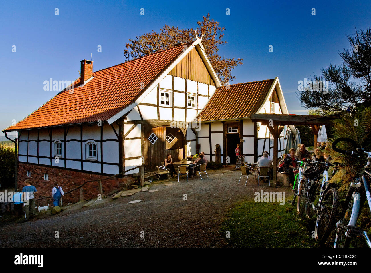 Fahrräder vor den historischen Häusern des Muehlenhof Museum, Deutschland, Nordrhein-Westfalen, Sauerland, Breckerfeld Stockfoto